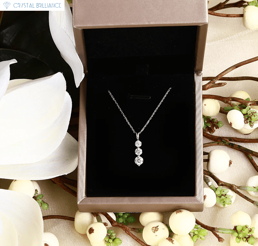 Crystal Brilliance Necklace with Lab-Grown Diamand White Gold 18K Gold Three Stone Necklace Lab Grown Diamond